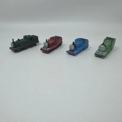 Lote de 4 mini figuras de borracha de PVC Thomas The Train enfeites de bolo - Imagem 1 de 4