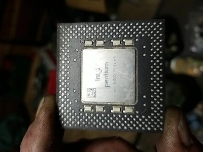 Intel Pentium W/ MMXtm Tech FV80503200.  SL27J/2.8v A4 C7240973-0292 '92 '95 - image 1 of 3
