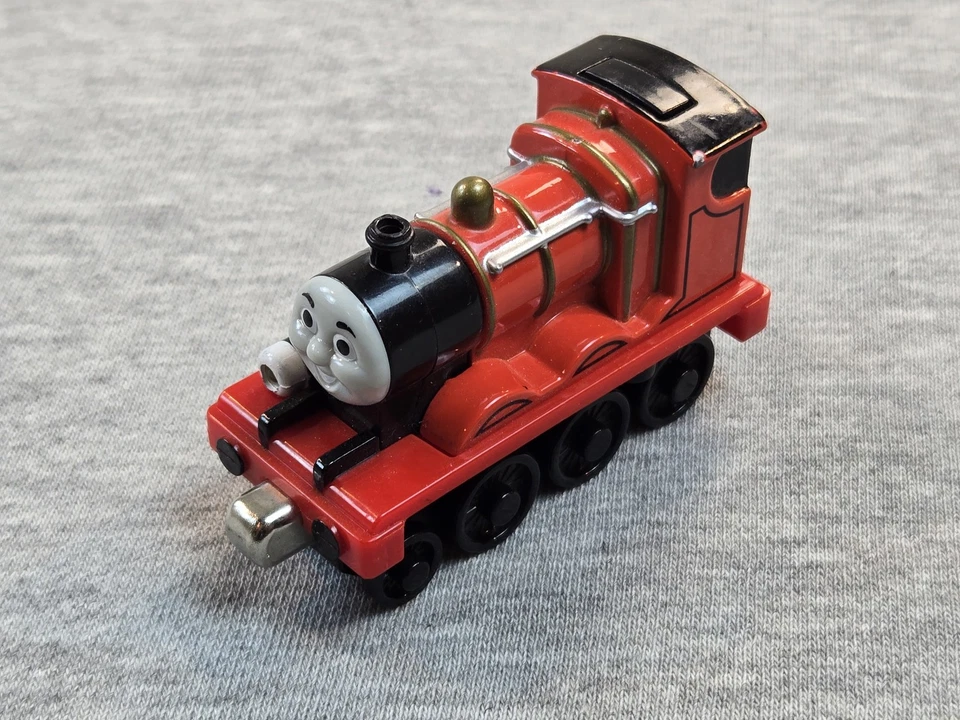 Boneco Thomas & Friends TrackMaster James Engine 2009 Mattel Red Train Sound brinquedo - Imagem 1 de 4