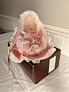 Dynasty Doll Collection Musical Moving "Baby Dara" NOS Biskuitporzellan Wiegenlied - Bild 1 von 15