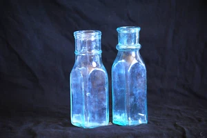 Vintage Antik 2 Quadratisch Grünlich Glas Flaschen Set - Bild 1 von 3