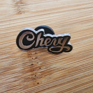 Prendedor de solapa de sombrero Chevy Script coche Chevrolet coleccionable negro y plateado amante del coche - Imagen 1 de 5