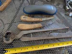 Hufschmied Werkzeuge Messerpaar (eines ist ein Profi) Knipper & Oster Pferdebürste - Bild 1 von 16