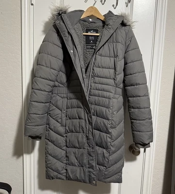 Abrigo parka Hollister Puffer gris mediano con capucha de piel sintética para mujer Foto 1 de 4
