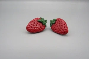 Pendientes grandes vintage de plástico fresa con tachuelas joyería de moda retro - Imagen 1 de 8