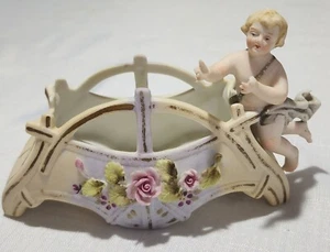 Antigua figura de porcelana pintada a mano de Dresde de la década de 1910 con cupido y flores aplicadas y ángel - Imagen 1 de 12