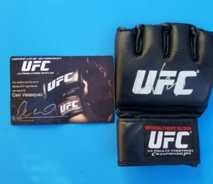 Authentic - Original - Cain Velasquez SIGNED/AUTOGRAPH SERIES 1 UFC Glove XXXX/L - Picture 1 of 2