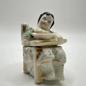 Antigua caja de baratijas carenado de porcelana victoriana de Alemania - niño dormido en la comida - Imagen 1 de 20
