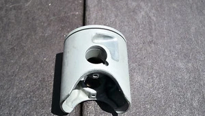 YAMAHA YZ125 4JY-11631 STANDARD BORE PISTON NOS 1 QUANTITY OEM FREE SHIPPING - Picture 1 of 2