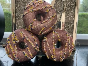 Christbaumschmuck Zuckerstange Süßigkeiten rosa hängend 3 x Krapfen festlich - Bild 1 von 2