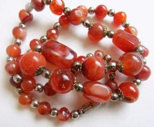 Hermoso collar de ágata hecho de ágata roja natural con elementos metálicos - Imagen 1 de 4