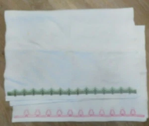 Vintage Paar Baumwolle Geschirrtücher oder Handtücher weiß bestickt rosa grün - Bild 1 von 7