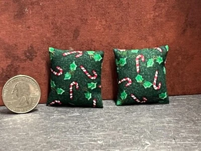 Juego de almohadas miniatura para casa de muñecas Navidad escala 1:12 B334 Dollys Gallery Foto 1 de 2