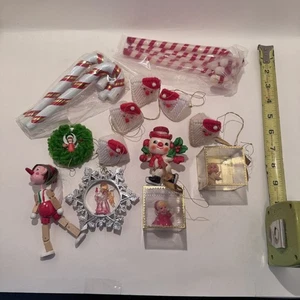 Lote de adornos navideños de mediados de siglo vintage de madera flocada de Santa - Imagen 1 de 23