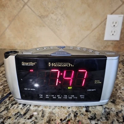 Emerson CKS3528 SmartSet Projection Clock Radio With Dual Alarms Tested & Clean - Image 1 of 4