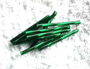 Tschechische 25 mm 1 Zoll TIEFGRÜN GEDREHTE GLASROHRHORN PERLEN ca. 105 - Bild 1 von 1