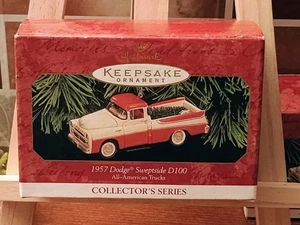Camión clásico Dodge Sweptside D100 1957 Hallmark Keepsake Ornament de 1999 IOB - Imagen 1 de 2