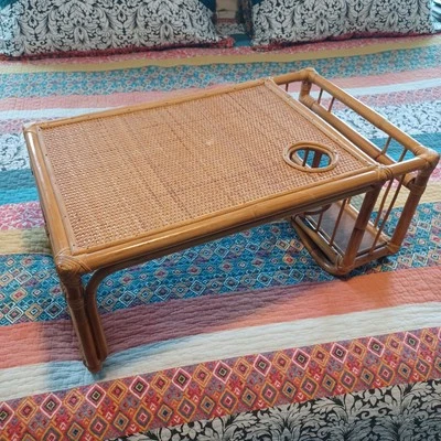 Bandeja de TV de ratán de bambú vintage de los años 70 para desayuno boho MCM portavasos Foto 1 de 4
