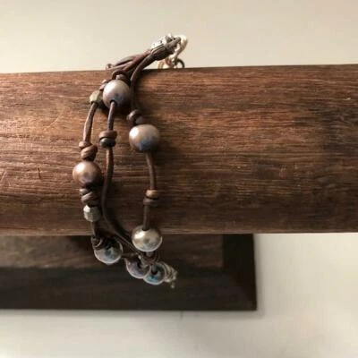 PULSERA CHAN LUU PAVO REAL GRIS PERLA MULTI HEBRA SOBRE CUERO GRIS, ENVÍO GRATUITO NUEVA CON ETIQUETAS Foto 1 de 4