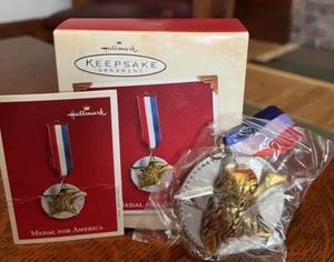 Hallmark Andenken Ornament Medaille für Amerika Weißkopfseeadler Band Stern 2002 Neu im Karton - Bild 1 von 10