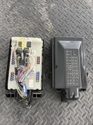 OEM INFINITI G37 2010 6 velocidades cupé 2x2 motor IPDM caja de conexiones de fusibles Foto 1 de 4