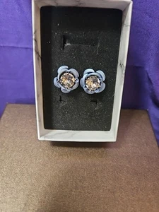 Aurora Borealis Swarovski Element mit blauer Rosette Ohrringe - Bild 1 von 1