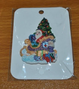 NUEVO DE COLECCIÓN Ch RADKO Recortar un árbol Navidad 1999 Broche Prendedor Santa en trineo Árbol Elfo - Imagen 1 de 2