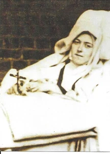 Tarjeta Santa de Santa Teresa de Lisieux en su lecho enfermo, un escapulario marrón y medalla - Imagen 1 de 7