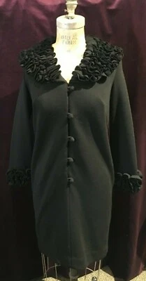 Vestido vaina vintage de lana negro años 60 de Abella Paris, cuello y puños con volantes Foto 1 de 4