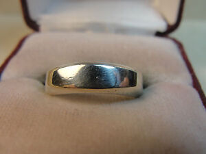 LADIES' .925 STERLING SILVER DELICATELY SCULPTED DESIGN WEDDING BAND SIZE 6