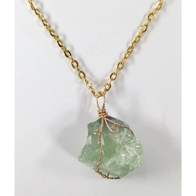 Hermoso Collar Colgante Tono Dorado Envuelto Alambre Fluorita Verde Crudo Sin Pulir Foto 1 de 4
