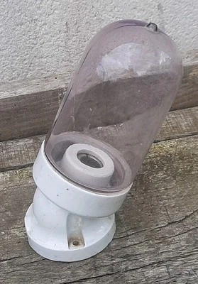 BELLE  LAMPE DE COUR DE FERME, APPLIQUE MURALE PORCELAINE BLANCHE ANCIENNE  - Photo 1/4