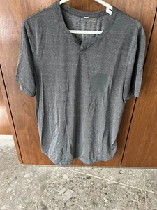 Camisa Lululemon Para Hombres Yoga/Entrenamiento Manga Corta Gris Oscuro Con Parche Talla: Grande - Imagen 1 de 4