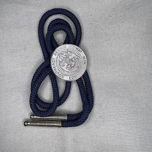 BSA Southeast Region Honor Comm. Corbata Bolo cuerda azul oscuro y puntas plateadas BT-175 - Imagen 1 de 5