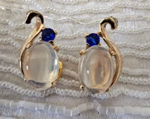 Alfred Pilippe Crown Trifari Earrings Clip Estate Sterling Jelly Belly Moonstone - Picture 1 of 16