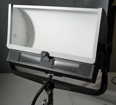 Altman Soft-Lite lighting unit 1000- 2000 Watt soft indirect illumination (RG10) - Image 1 of 4