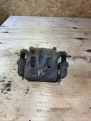 Pinza de freno delantera izquierda Infiniti G37 2007-2013 sedán AWD Foto 1 de 3