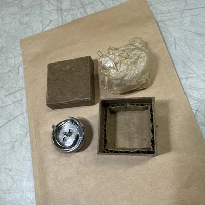 Máquina de coser genuina Singer Hook Bobbin Case 45761 para 221 piezas restaurar Foto 1 de 4