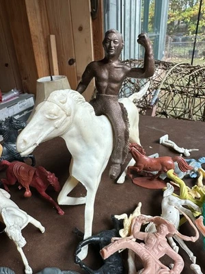 LOTE DE 80+ JUGUETES DE PLÁSTICO VAQUEROS INDIOS E INDIOS CIRCA AÑOS 60 Foto 1 de 4