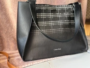 BOLSO DE MANO CALVIN KLEIN LOGO GUIJARRO Y NOTA MUSICAL NEGRO/GRIS - Imagen 1 de 6