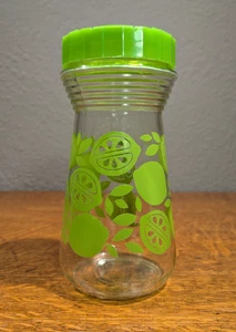 Vintage Pyrex Green Lime Juice Mixer Glass Pitcher/Carafe Plastic Pour Lid 24 Oz - Picture 1 of 10