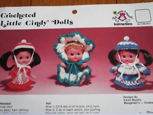 Vintage kleine Cindy Puppe gehäkelt Kleid & Hut Muster Mangelsen 1980 gehäkelt - Bild 1 von 5