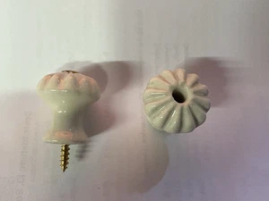 1 x Bottone in porcellana diametro 23 mm bianco leggero crema con vite in ottone n.2 - Foto 1 di 5