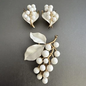Vintage Crown Trifari White Bead Enamel Grape Pin Brooch & Earring Set - Picture 1 of 16
