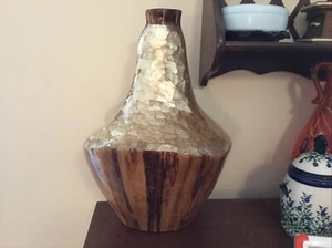 Jarrón Big Gold Capiz Shell y madera de plátano natural de 15” de alto x 11” de ancho marrón/tostado - Imagen 1 de 8