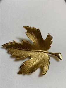 (A) Brosche Anstecknadel Laub Herbst Vintage goldfarben Blatt Blätterform Top - Bild 1 von 1