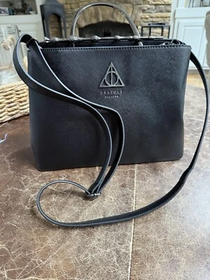 Bolso de mano Loungefly Harry Potter Reliquias de la Muerte Varita de saúco negro  Foto 1 de 4