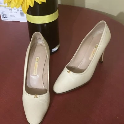Authentic Vintage Gucci Leather Heels In Cream-Size 6.5 - Image 1 of 4