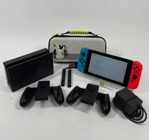 Console videogioco Nintendo Switch v1 HAC-001 con custodia e accessori Pokemon - Foto 1 di 17