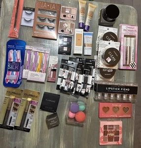 Lote mixto de 36 piezas de maquillaje y productos de belleza de marca L’Oréal, Maybelline y otros - Imagen 1 de 7